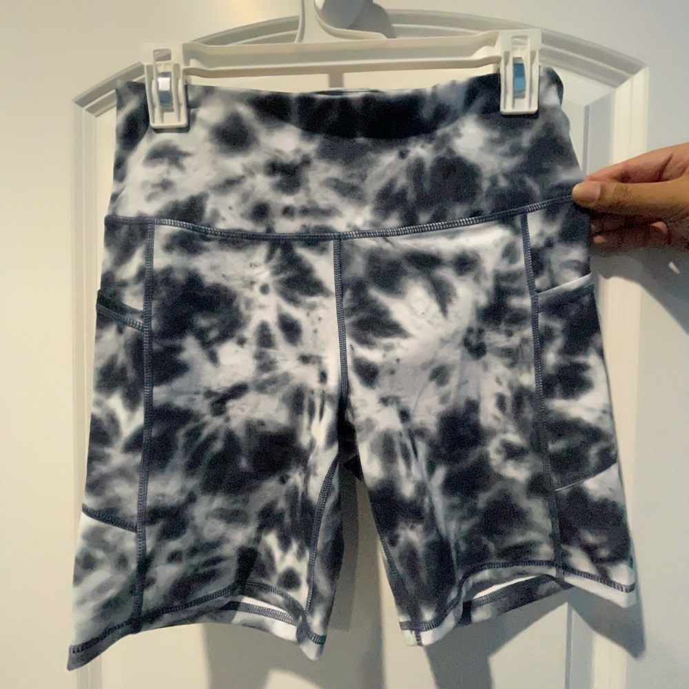 GAIAM Tie-Dye Compression Bike Shorts | Black & White Medium High Rise